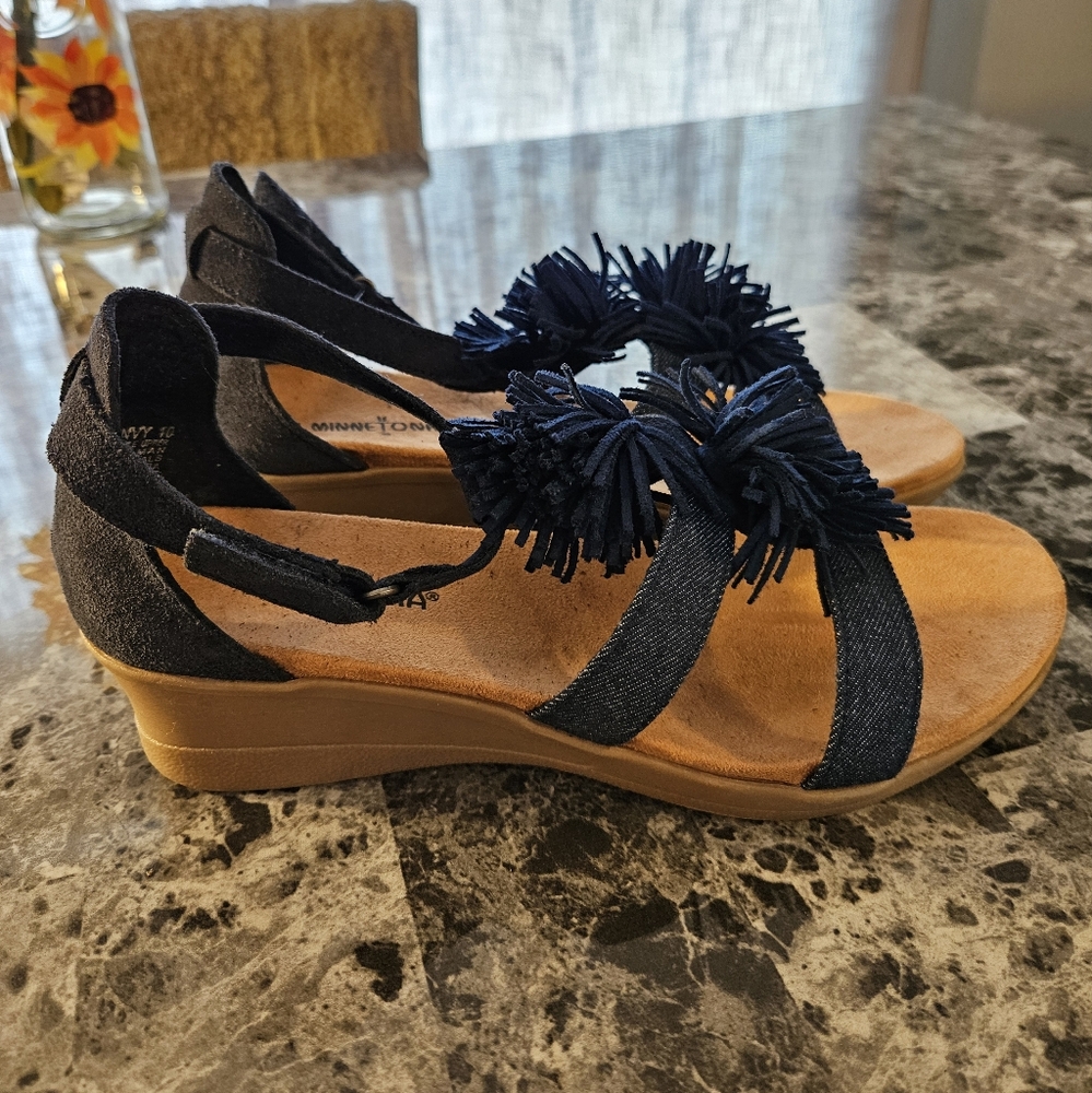 Minnetonka Desi Fringe Wedge Sandal Women’s Size 10 Navy Blue